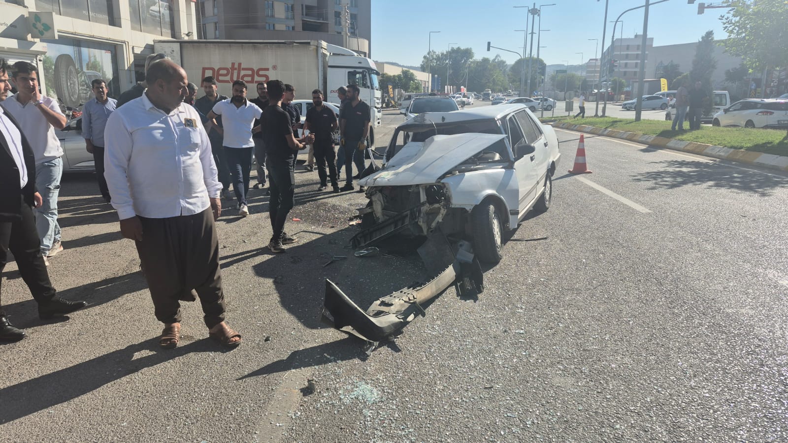 Şanlıurfa’da hurdaya dönen araçtan hafif yaralı kurtuldu