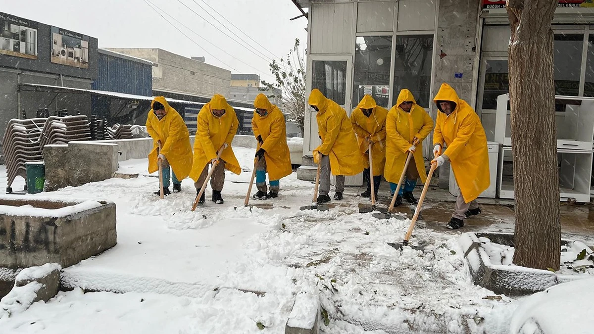 Şanlıurfa’da karla gelen ulaşım tedbirleri: Ekipler sahada