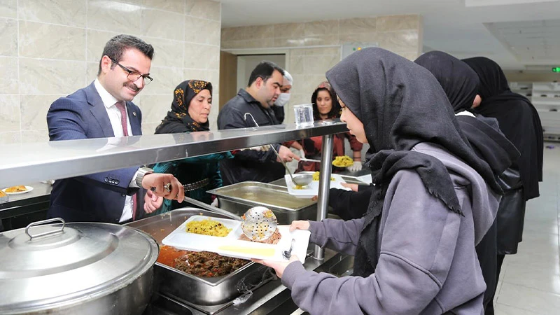 Kaymakam Han öğrencilerle iftarda buluştu