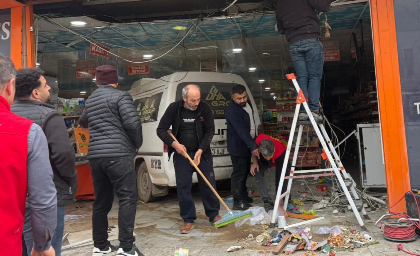 Şanlıurfa'nın ilçesinde korku dolu anlar: Markete daldı!