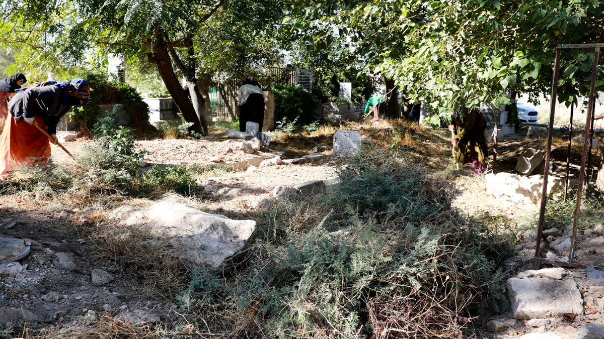 Harran’da mezarlıklarda temizlik seferberliği
