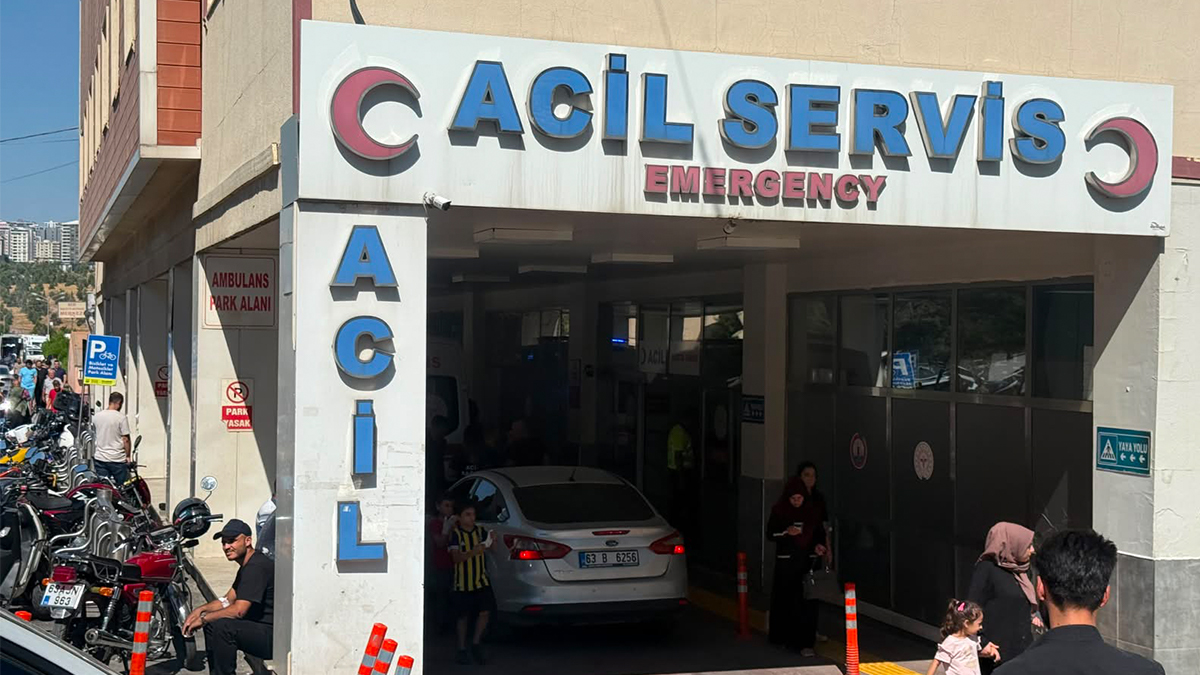 Şanlıurfa'da korkutan kaza: Öğrenci servisi ile otomobil çarpıştı