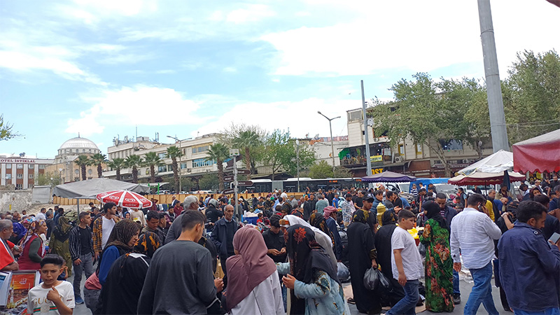 İğne atsan yere düşmez! Şanlıurfa’da 7’den 70’e herkes akın etti