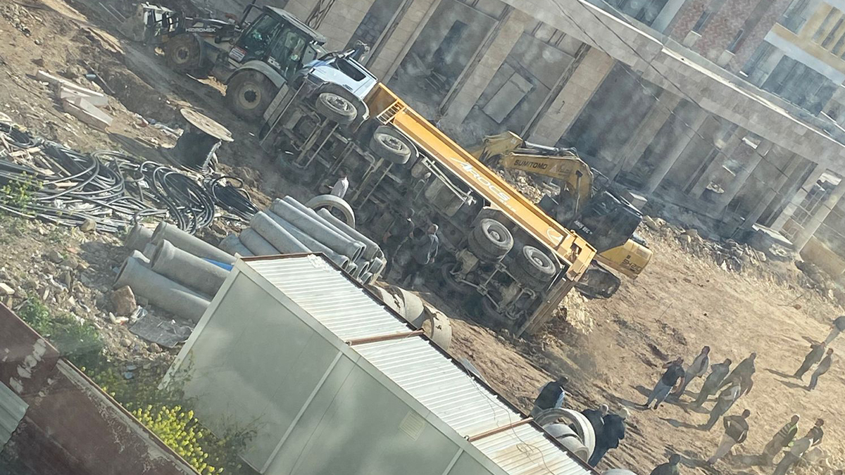 Şanlıurfa’da inşaat alanı karıştı: Dev kamyon yan yattı!