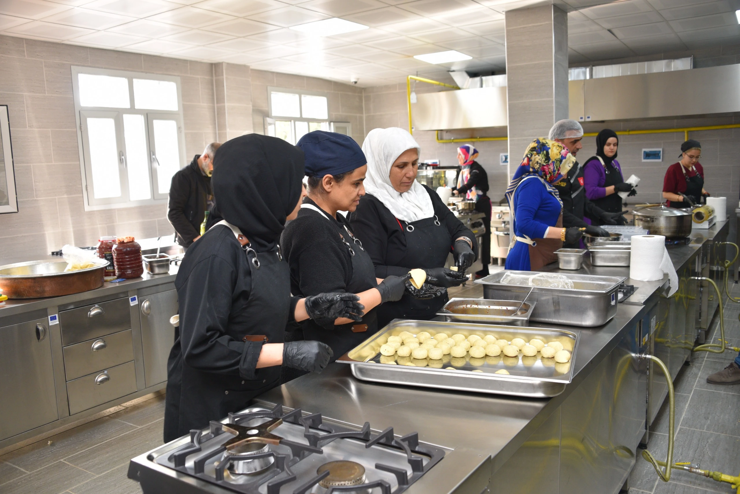 Şanlıurfa’da bu merkeze giden kadınlar iş sahibi oluyor!