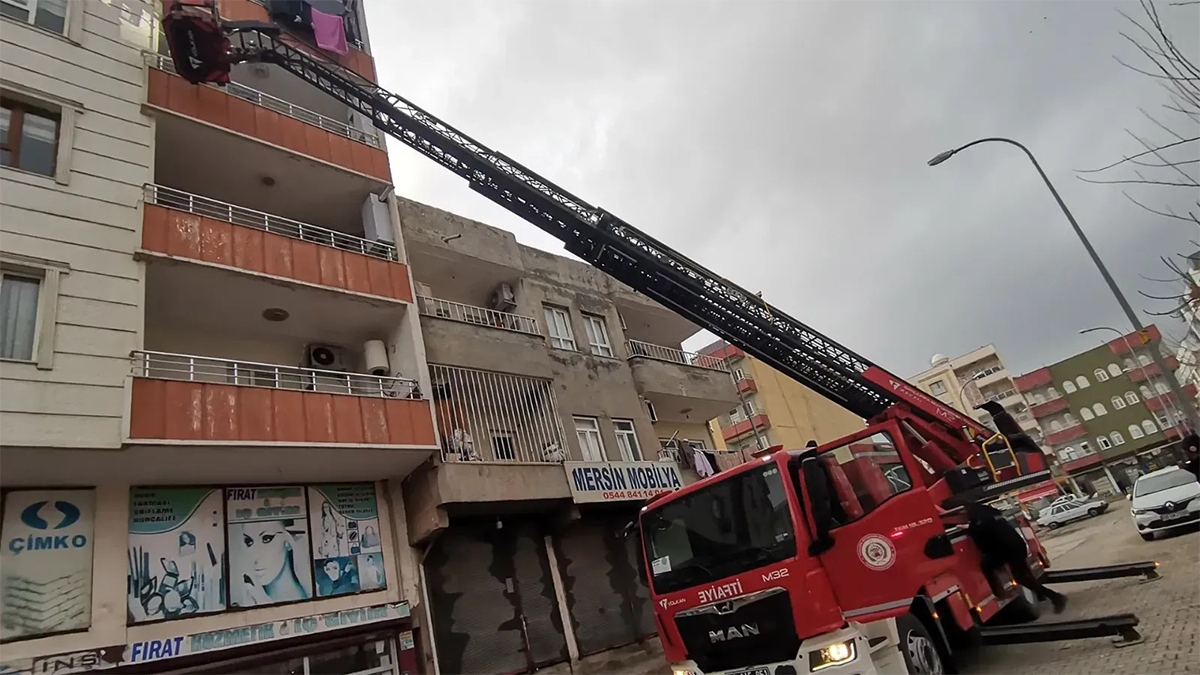 Şanlıurfa'da işitme engelli çocuk evde mahsur kaldı! İtfaiye yardıma koştu