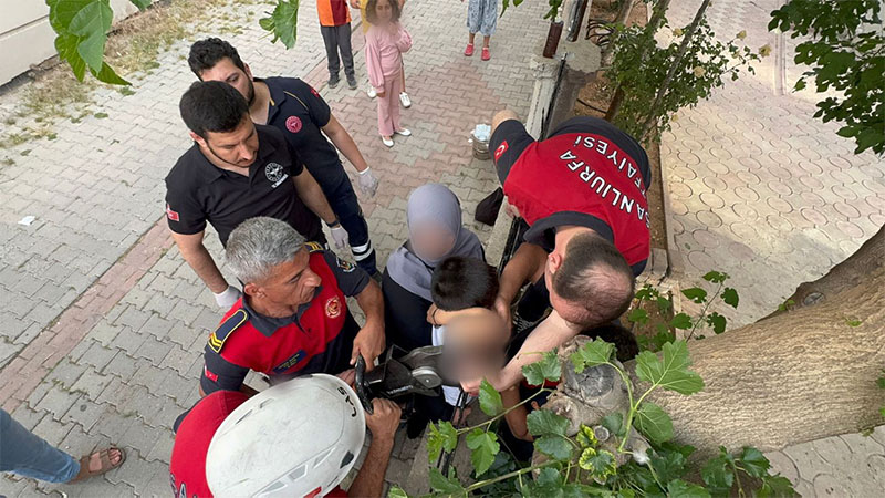 Şanlıurfa'da korku dolu anlar! 10 yaşındaki çocuk itfaiye ekipleri tarafından kurtarıldı