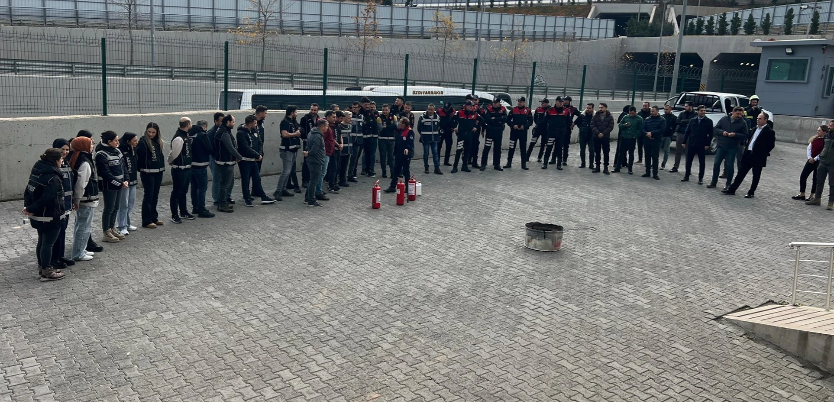 Şanlıurfa'da kurum kurum geziyorlar... İtfaiyeden polislere eğitim