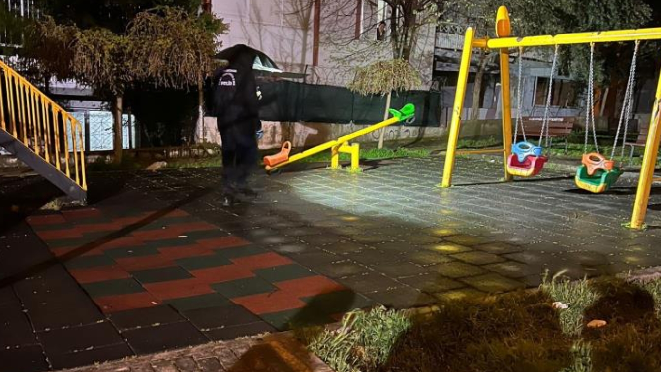 Parkta oynayan 2 yaşındaki çocuğa bıçaklı saldırı!