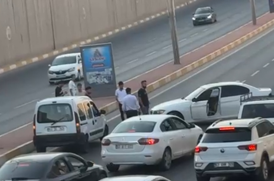 Alt geçitte kaza! Çarpıştılar...