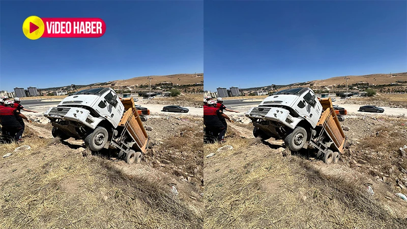 Şanlıurfa’da korkutan kaza: Kamyon yamaçta asılı kaldı…