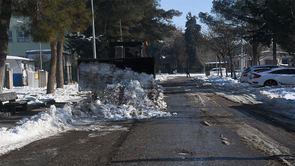 Siverek’te okul yollarında kar temizliği hızlandı