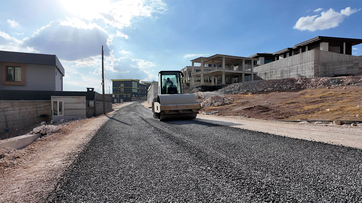 Karaköprü'de kış öcesi yol yenileme çalışmaları sürüyor