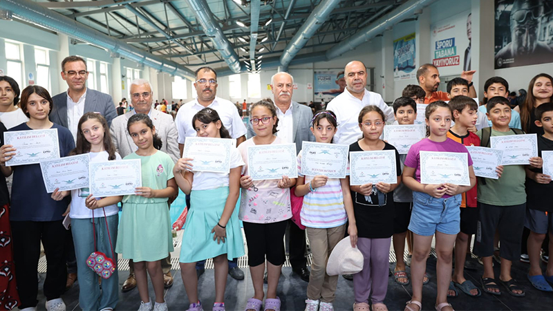 Karaköprü’de minik yüzücüler başarılarını sertifikayla taçlandırdı