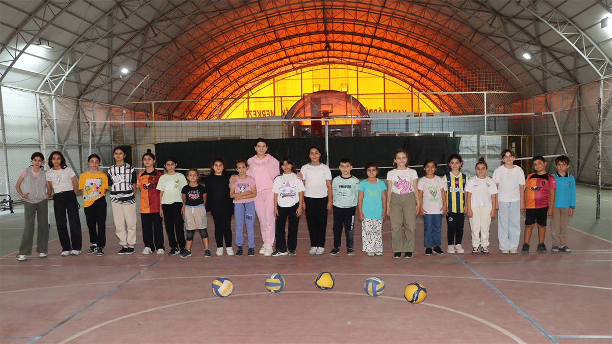 Karaköprü’de voleybol kursu gençlerin ilgi odağı oldu