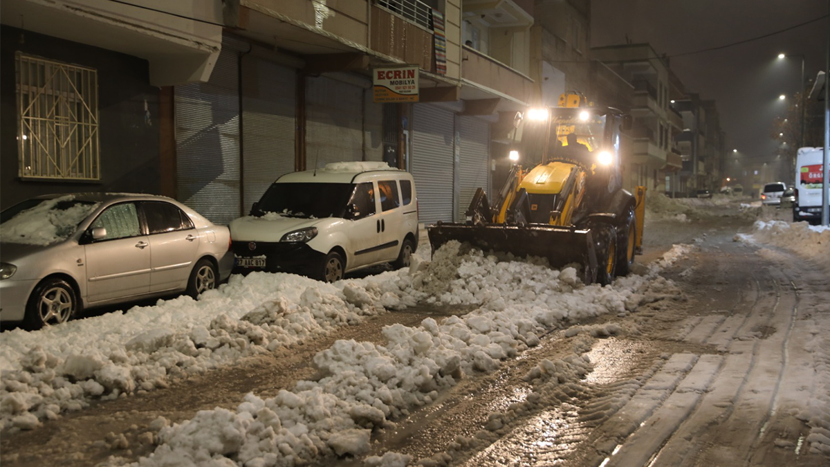 Kırsal mahallelerden ana arterlere: Şanlıurfa sokakları kar ve buzdan temizleniyor
