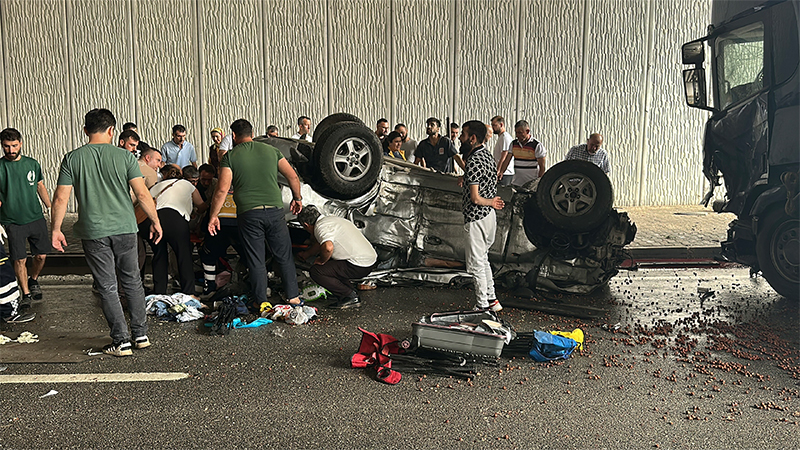 Yağış sonrası feci kaza: Otomobil tırla çarpıştı, 3 ölü