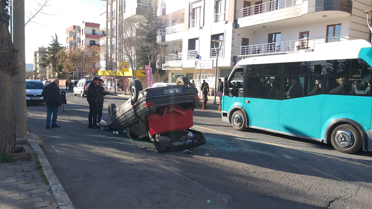 Şanlıurfa'da feci kaza! Otomobil ters döndü, yaralı var...