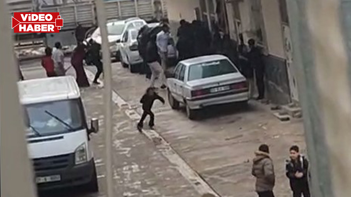 Şanlıurfa’da sokak ortasında taşlı sopalı kavga!
