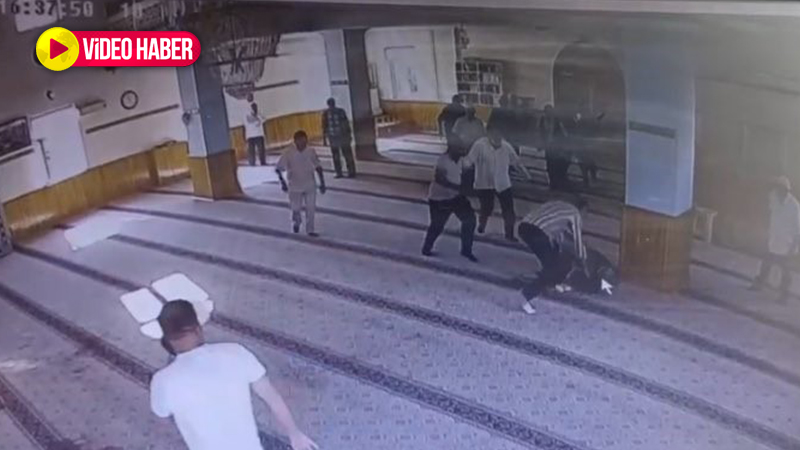 Tüyler ürperten cinayet! Namaz kılan adamın boğazını keserek öldürdü