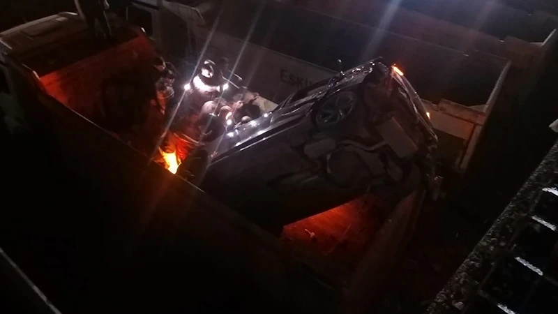 Şanlıurfa'da otomobil kamyonun dorsesine uçtu!