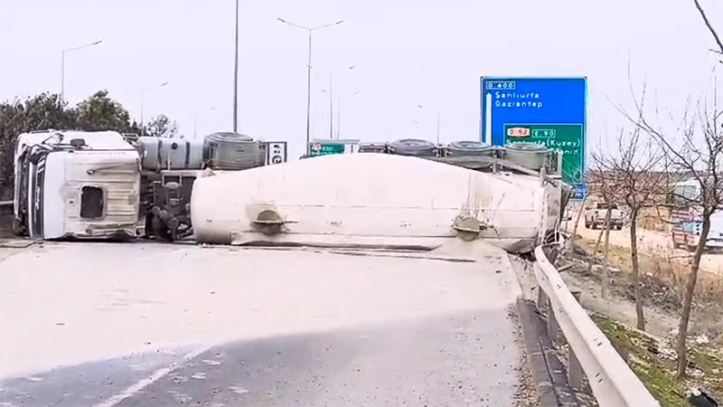 Şanlıurfa’dan kontrolden çıkan kamyon devrildi