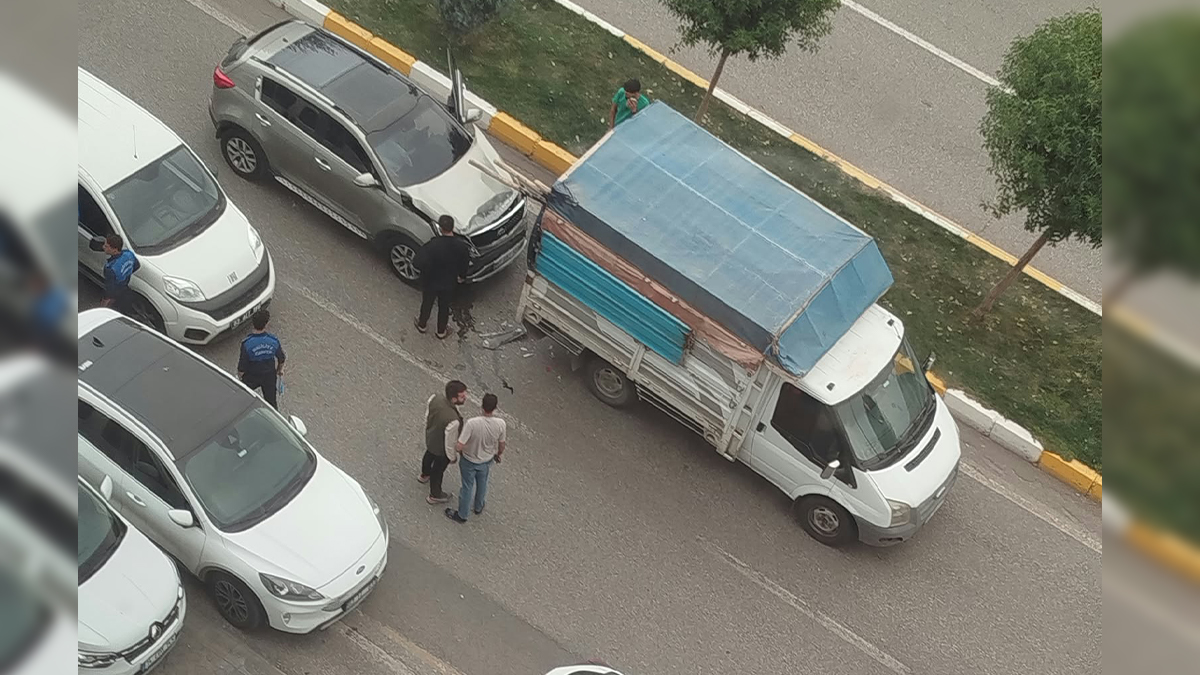 Şanlıurfa’da korkutan çarpışma! Araçlarda maddi hasar