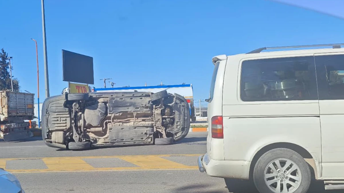 Şanlıurfa’da otomobiller çarpıştı! Kontrolden çıkan araç devrildi