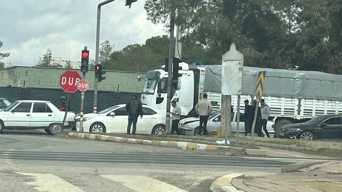 Şanlıurfa’da zincirleme kaza! 3 araç kırmızı ışıkta birbirine girdi