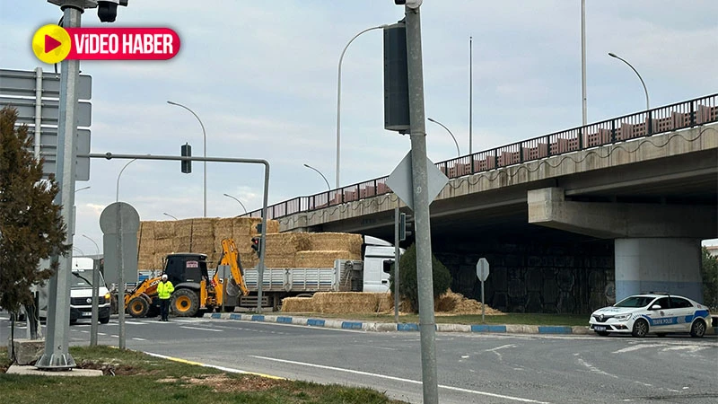 Şanlıurfa’da saman yüklü tır üst geçide takıldı