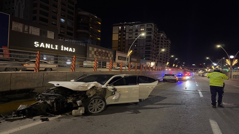 Şanlıurfa'da korkutan kaza...Yolcu otobüsü ile otomobil çarpıştı