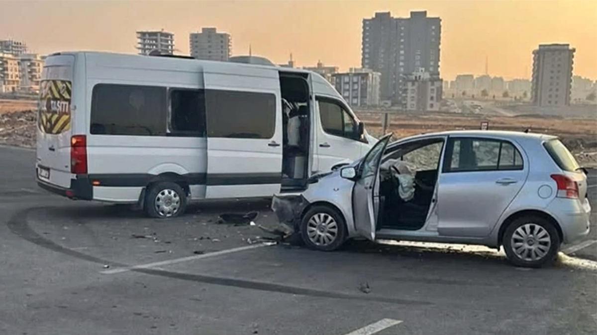 Şanlıurfa'da öğrenci servisi ile otomobil çarpıştı! Yaralı var