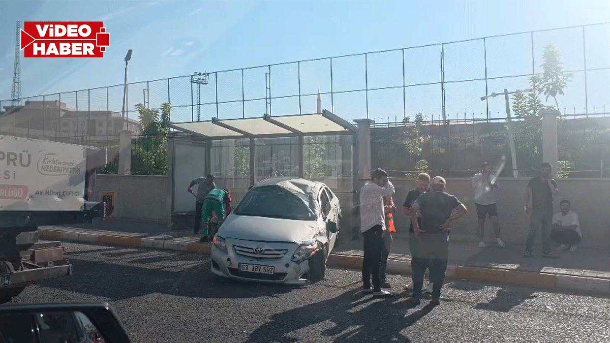 Şanlıurfa'da korku dolu anlar! Otomobil otobüs durağına daldı