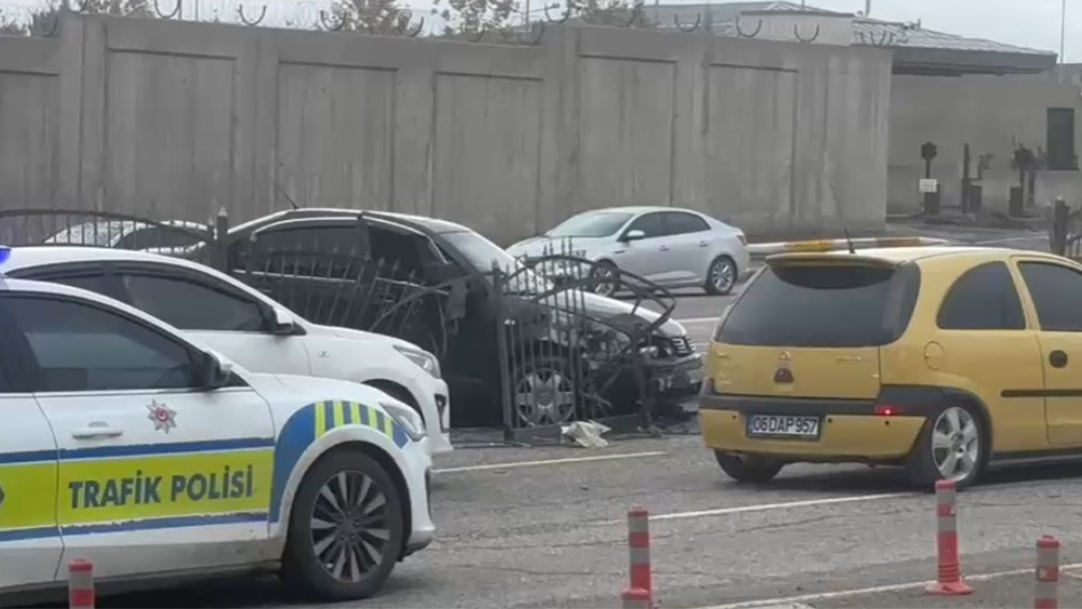 Şanlıurfa’da kontrolden çıkan otomobil refüje çarptı!