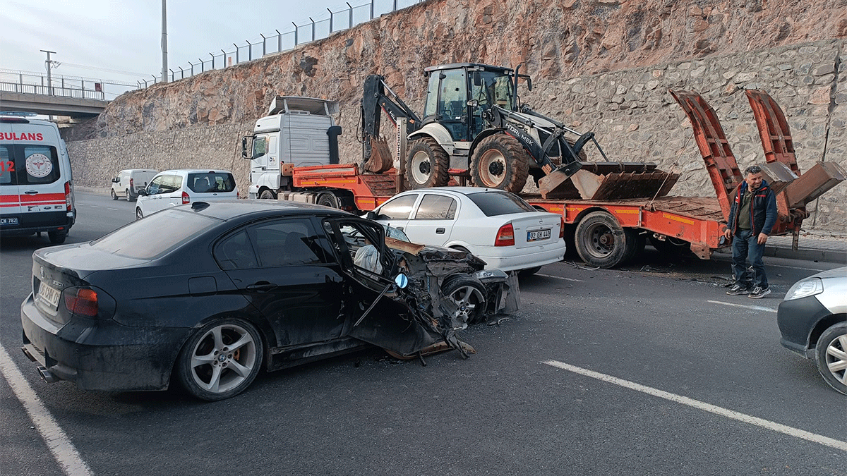 Şanlıurfa’da kepçe yüklü çekiciye çarpan araç hurdaya döndü: Yaralılar var