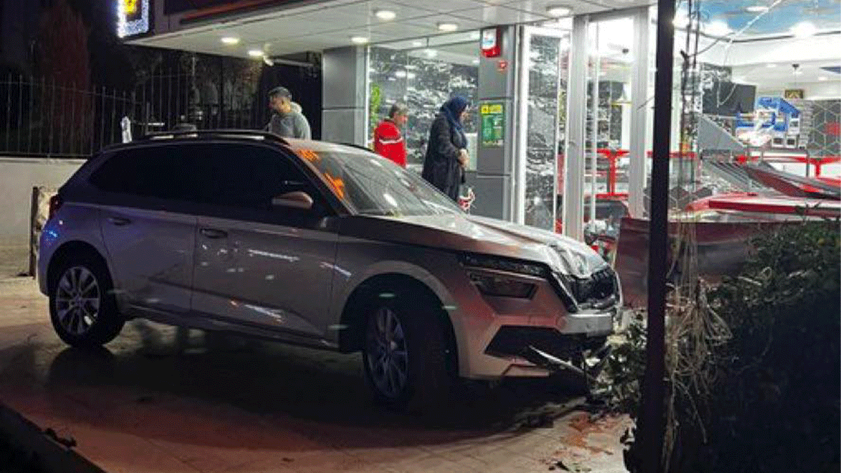 Şanlıurfa’da otomobil kasap dükkanına daldı