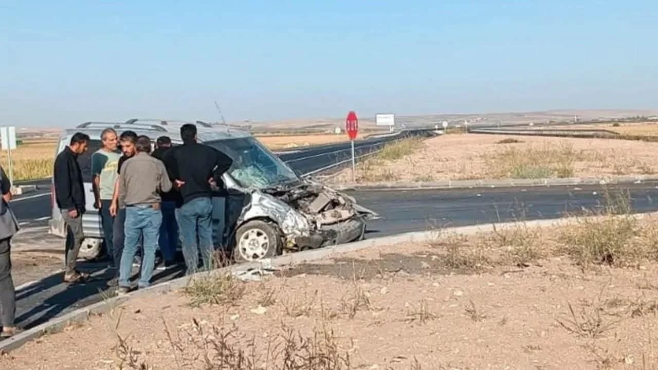 Suruç’ta otomobil orta refüje çarptı: 1 yaralı