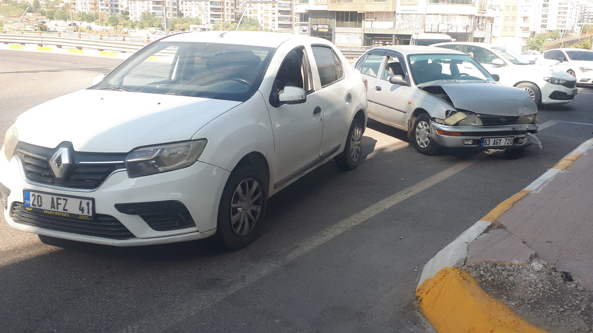 Şanlıurfa'da iki otomobil çarpıştı!