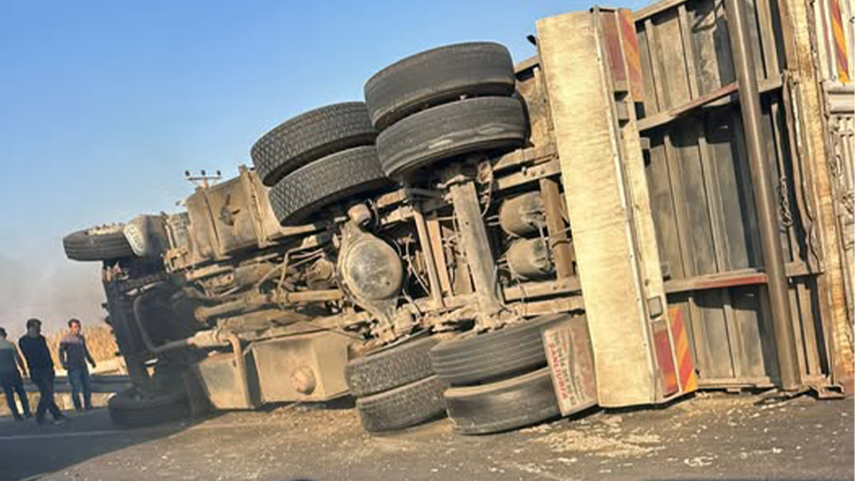 Şanlıurfa'da pamuk yüklü kamyon devrildi!