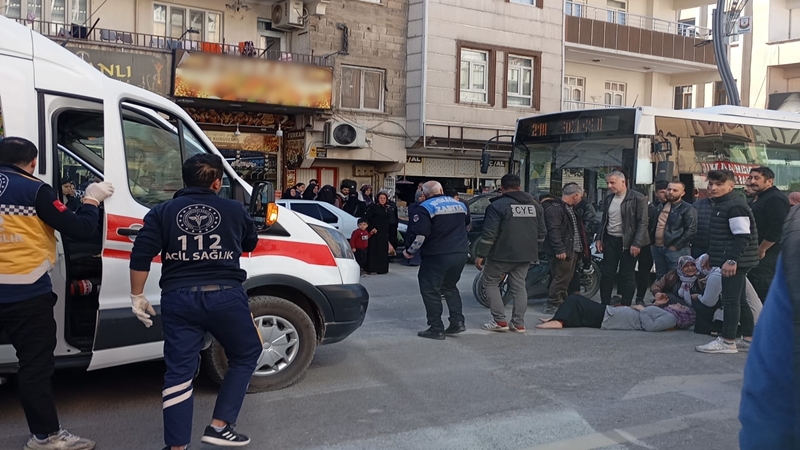 Şanlıurfa’da yolun karşısına geçmek isteyen kadına otomobil çarptı (06.03.2025)