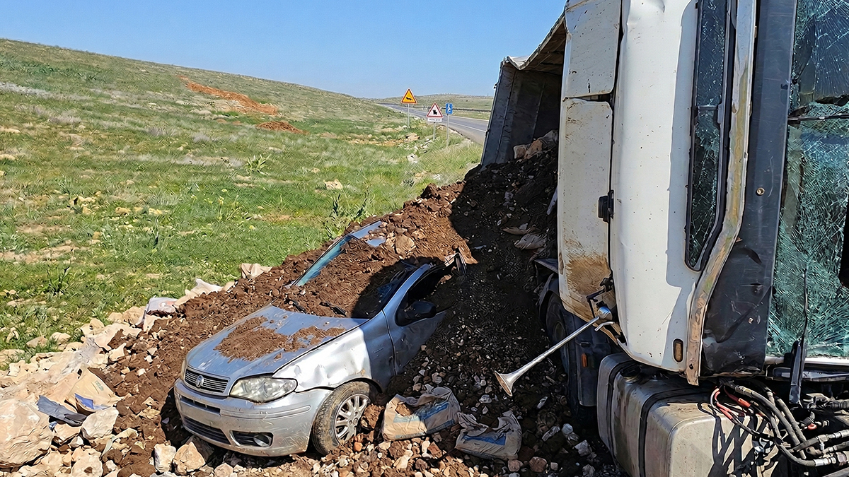 Şanlıurfa’da tır faciası! Otomobilin üzerine devrildi