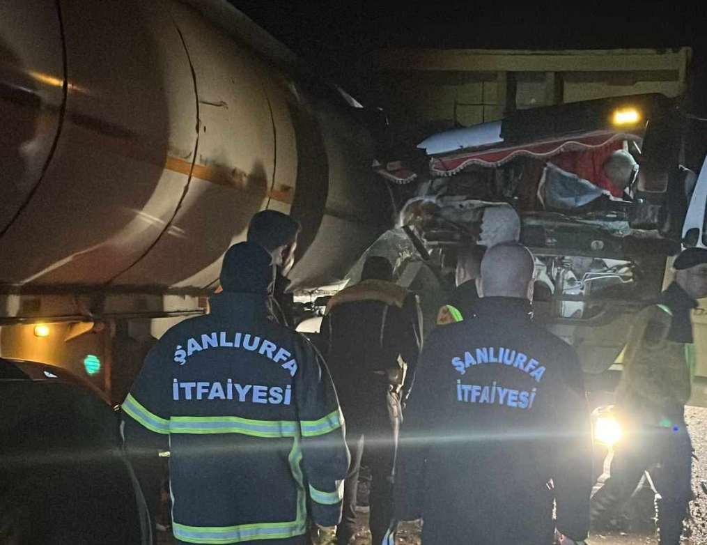 Şanlıurfa'da ölümlü kaza: Kamyon tankere çarptı!