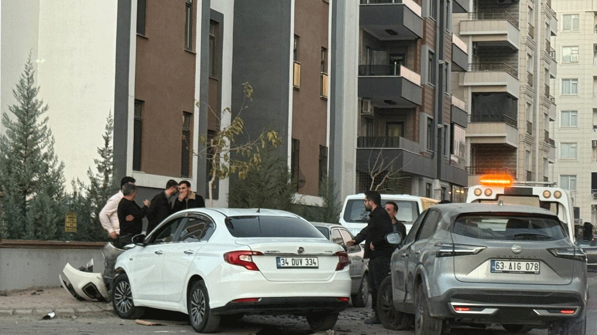 Şanlıurfa’da seyir halindeki otomobiller çarpıştı!