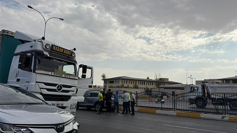Karaköprü'de korkutan kaza! Tır ile otomobil çarpıştı