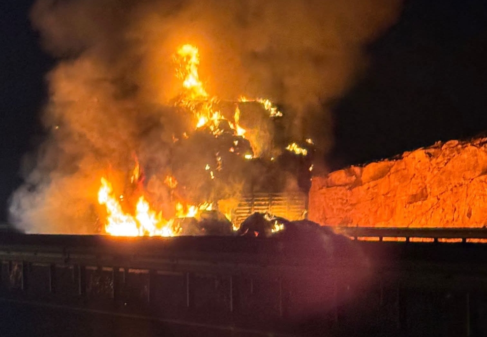 Şanlıurfa yolunda talihsiz bir yangın! Yol trafiğe kapatıldı