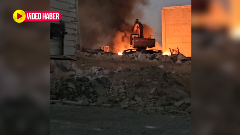 Şanlıurfa’da yangına kepçeli müdahale!