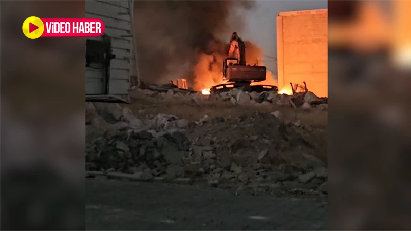 Şanlıurfa’da yangına kepçeli müdahale!