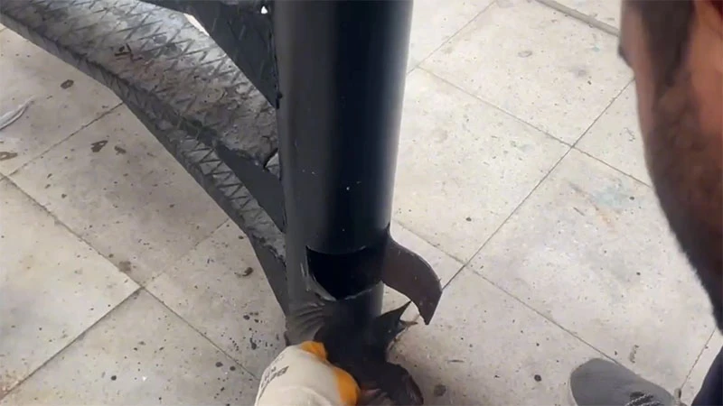 Şanlıurfa’da demir boruya sıkışan kırlangıç kurtarıldı