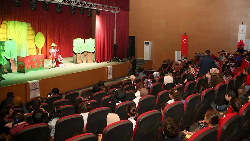 Urfalı çocuklar 'Kırmızı Başlıklı Kız' ile doyasıya eğlendi