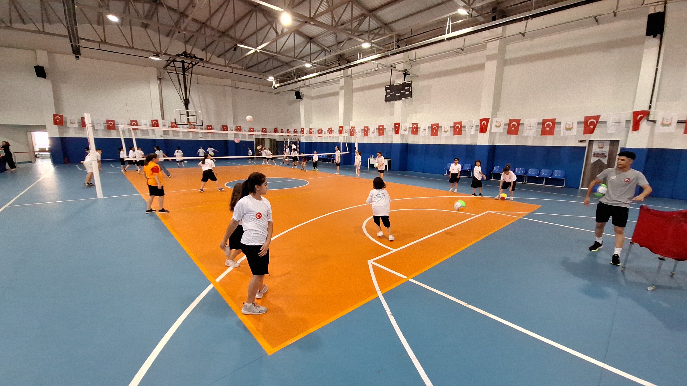 Şanlıurfa’da kız çocukları yazı voleybol kurslarında geçiriyor